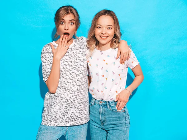 Twee Jonge Mooie Glimlachende Blonde Hipster Meisjes Trendy Zomerse Kleurrijke — Stockfoto