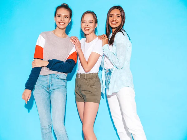 Drie Jonge Mooie Glimlachende Hippe Meisjes Trendy Zomerkleding Sexy Zorgeloze — Stockfoto