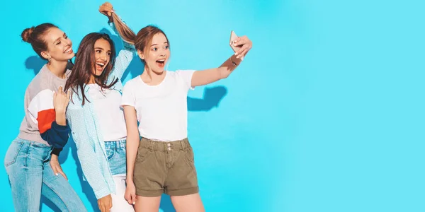 Trzy Młode Uśmiechnięte Hipsterki Letnich Ciuchach Dziewczyny Robiące Sobie Selfie — Zdjęcie stockowe