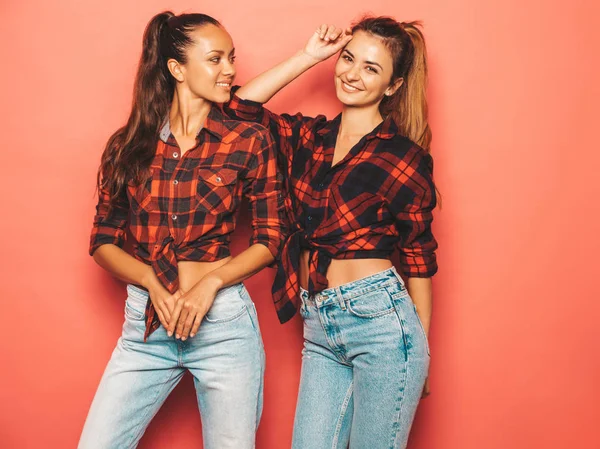 Deux Jeunes Belles Filles Brunes Hipster Souriantes Chemise Carreaux Jeans — Photo