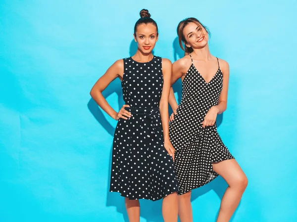 Twee Jonge Mooie Glimlachende Hippe Meisjes Trendy Zomerse Polka Dot — Stockfoto