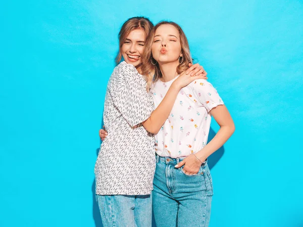 Deux Jeunes Belles Filles Blondes Hipster Souriantes Shirt Coloré Été — Photo