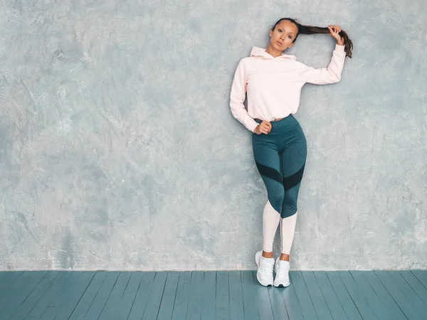 Retrato Mulher Fitness Roupas Esportivas Olhando Confidente Jovem Mulher Vestindo — Fotografia de Stock