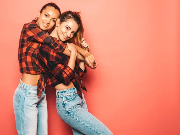 Dos Jóvenes Hermosa Sonrisa Morena Hipster Niñas Moda Similar Camisa —  Fotos de Stock