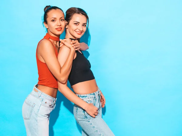 Két Fiatal Gyönyörű Mosolygós Barna Hipster Lányok Trendi Hasonló Nyári — Stock Fotó