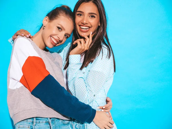 Due Giovani Belle Ragazze Hipster Bionde Sorridenti Abiti Alla Moda — Foto Stock