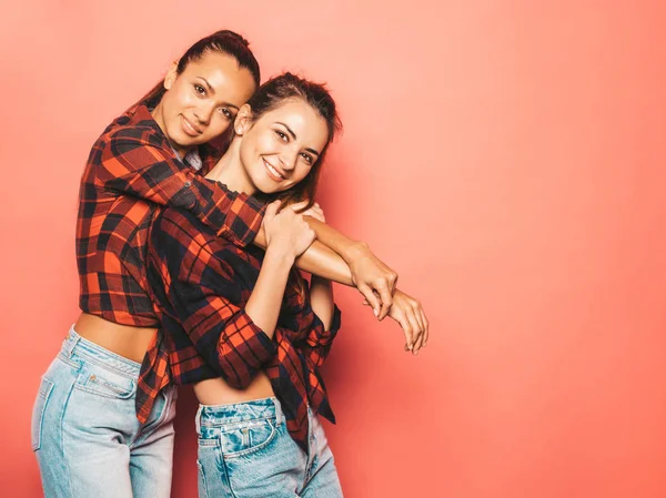 Deux Jeunes Belles Filles Brunes Hipster Souriantes Chemise Carreaux Jeans — Photo