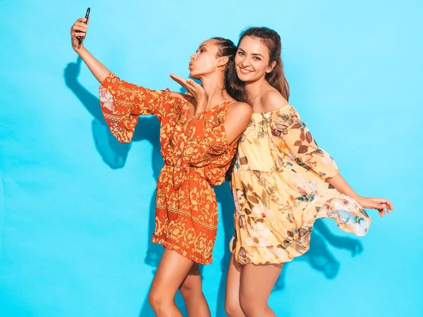 Two Young Smiling Hipster Women Summer Hippie Dresses Girls Taking — Stock Photo, Image