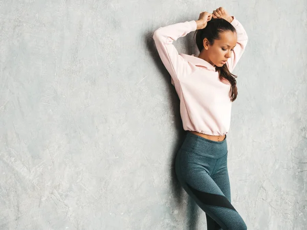 Retrato Mulher Fitness Roupas Esportivas Olhando Confidente Jovem Mulher Vestindo — Fotografia de Stock