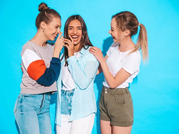 Drie Jonge Mooie Glimlachende Hippe Meisjes Trendy Zomerkleding Sexy Zorgeloze — Stockfoto