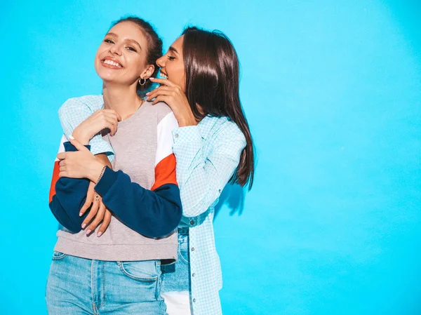 Dos Jóvenes Hermosas Chicas Hipster Sonrientes Ropa Casual Verano Moda —  Fotos de Stock