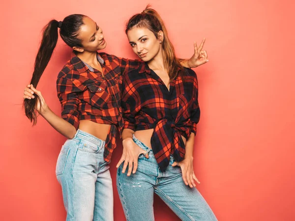 Deux Jeunes Belles Filles Brunes Hipster Souriantes Chemise Carreaux Jeans — Photo