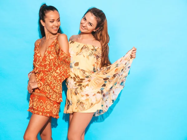 Twee Jonge Mooie Glimlachende Hippe Meisjes Trendy Zomerse Casual Jurken — Stockfoto
