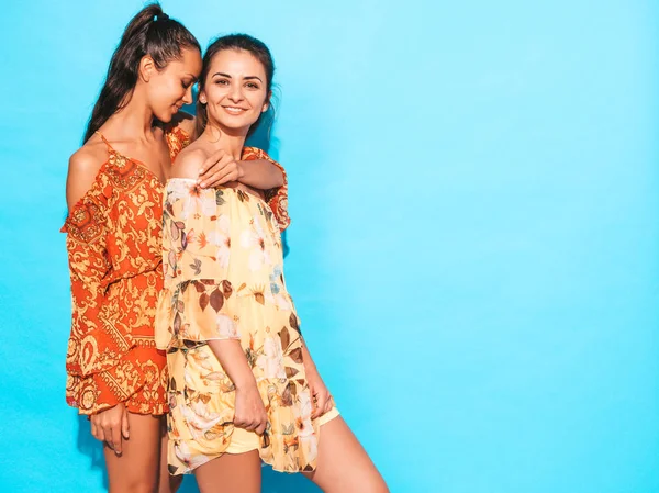 Zwei Junge Schöne Lächelnde Hipster Mädchen Trendigen Sommerlichen Lässigen Kleidern — Stockfoto