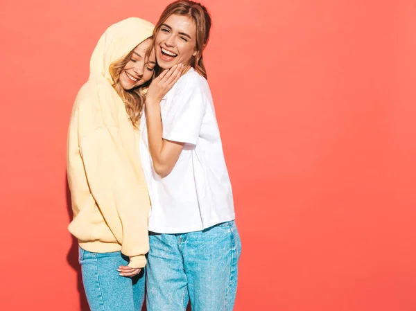 Dvě Mladé Krásné Usměvavé Blonďaté Hipsterky Módních Letních Barevných Tričkových — Stock fotografie