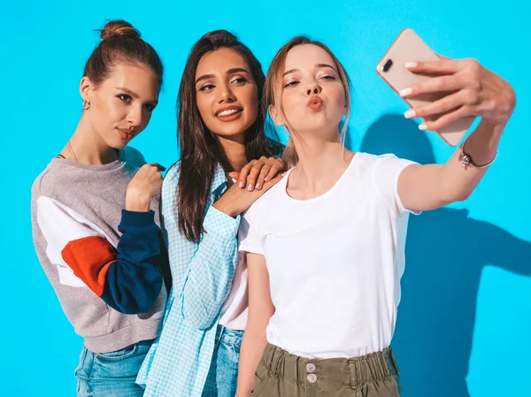 Tres Jóvenes Mujeres Hipster Sonrientes Ropa Verano Chicas Tomando Fotos —  Fotos de Stock