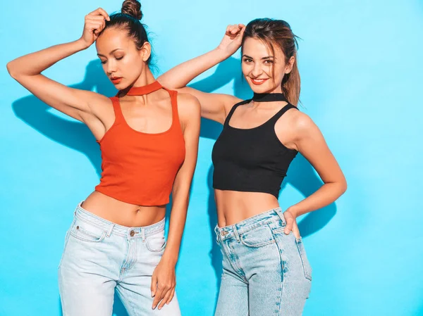 미소를 여성들 유행하는 여름의 셔츠를 섹시하고 여성들 스투디 긍정적 모델을 — 스톡 사진