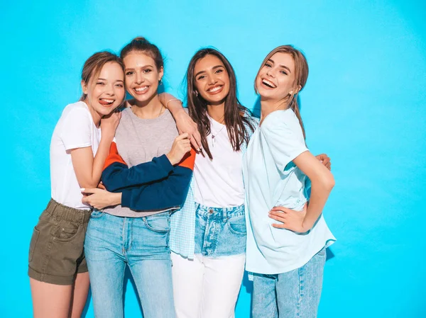 Quatro Jovens Lindas Meninas Hipster Sorridentes Roupas Verão Moda Mulheres — Fotografia de Stock