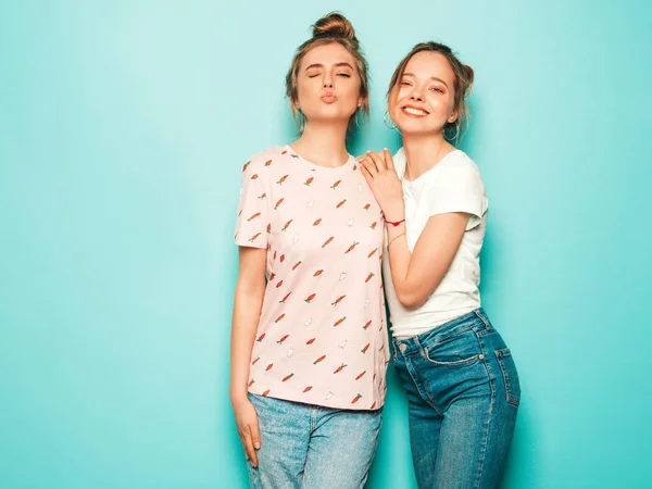 Dos Jóvenes Hermosas Rubias Chicas Hipster Sonrientes Ropa Vaqueros Hipster — Foto de Stock