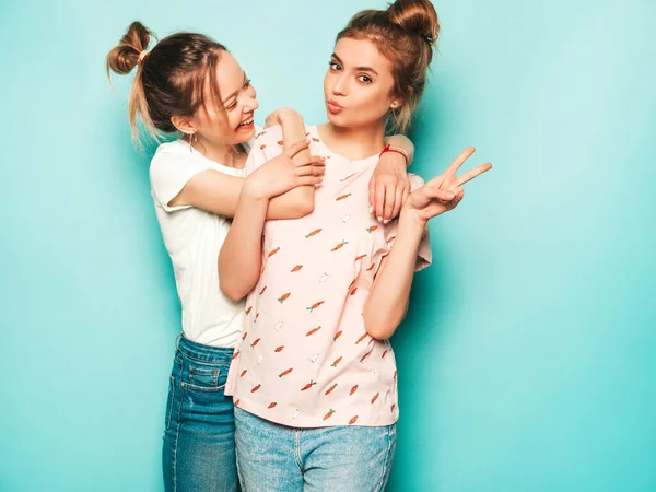 Zwei Junge Schöne Blonde Lächelnde Hipster Mädchen Trendigen Sommer Hipster — Stockfoto