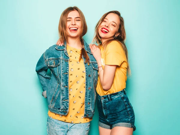 Dos Jóvenes Hermosas Chicas Hipster Sonrientes Camisetas Amarillas Verano Moda —  Fotos de Stock