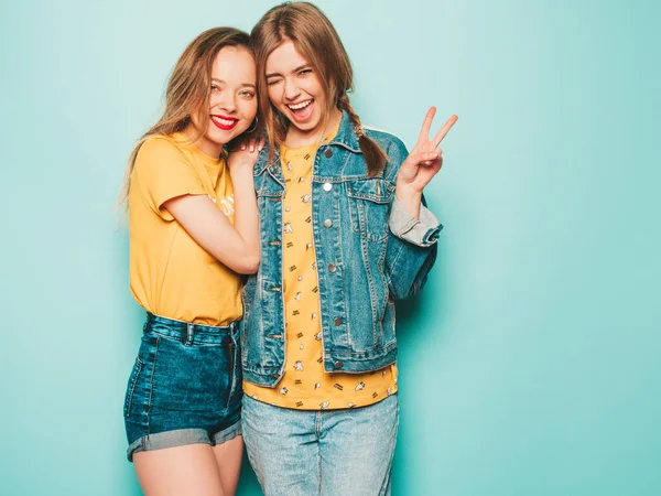 Zwei Junge Schöne Lächelnde Hipster Mädchen Trendigen Sommergelben Shirts Und — Stockfoto