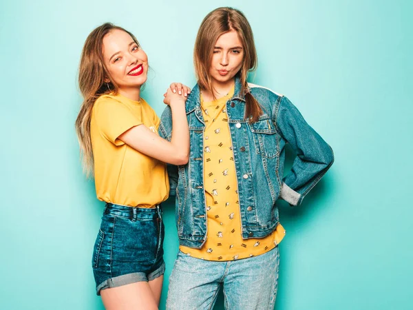 Duas Jovens Bonitas Meninas Hipster Sorridentes Moda Verão Camisetas Amarelas — Fotografia de Stock