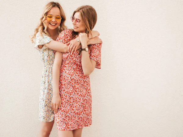Дві Молоді Красиві Усміхнені Дівчата Хіпстери Модний Літній Вечір Сексуальні — стокове фото