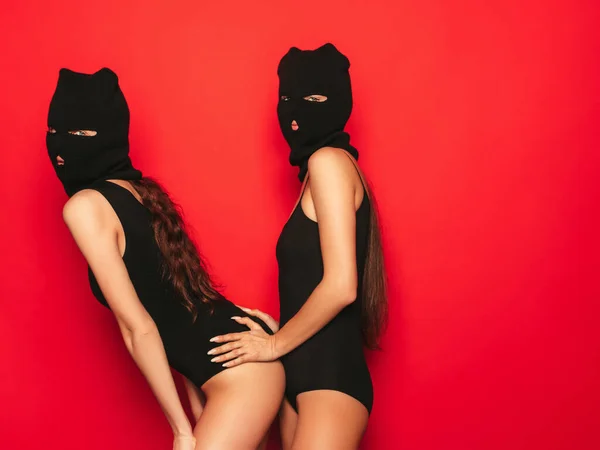 Dwie Piękne Seksowne Kobiety Czarnych Strojach Kąpielowych Modelki Noszące Bandytę — Zdjęcie stockowe