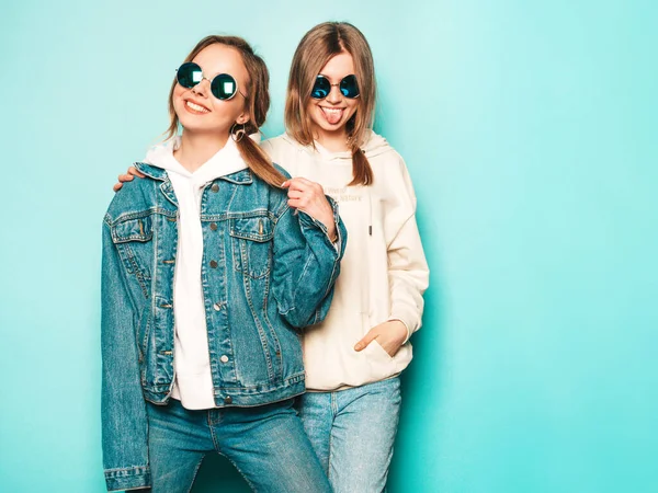 Duas Jovens Morena Bonita Sorrindo Hipster Meninas Moda Verão Capuz — Fotografia de Stock