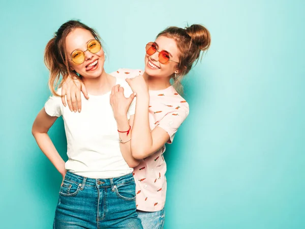 Två Unga Vackra Blonda Leende Hipster Flickor Trendiga Sommar Hipster — Stockfoto