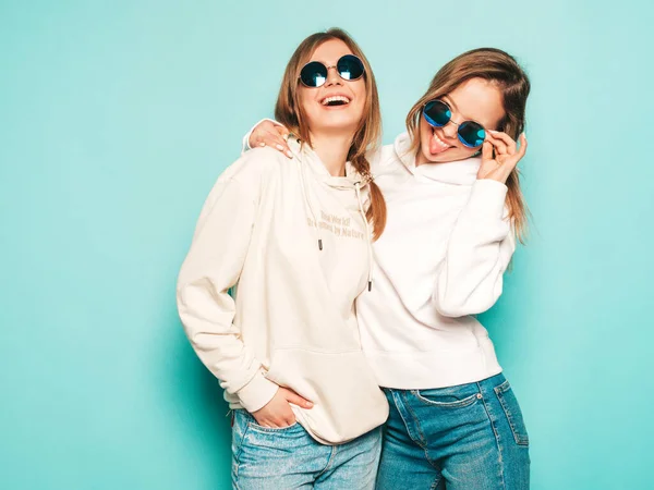 Twee Jonge Mooie Blonde Lachende Hippe Meisjes Trendy Zomerse Hoodie — Stockfoto