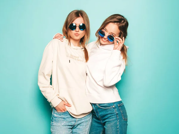 Deux Jeunes Belles Filles Blondes Souriantes Hipster Dans Des Vêtements — Photo