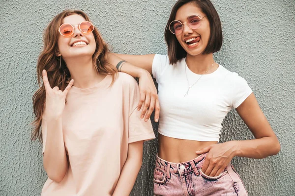 Δύο Νεαρές Όμορφες Χαμογελαστές Χίπστερ Κοπέλες Μοντέρνα Καλοκαιρινά Ρούχα Ξέγνοιαστες — Φωτογραφία Αρχείου