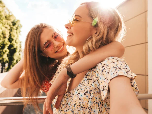 Duas Jovens Meninas Bonitas Sorridentes Hipster Moda Verão Sundress Sexy — Fotografia de Stock