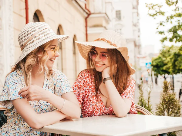 Dvě Mladé Krásné Usmívající Hipster Dívky Módní Letní Sundress Carefree — Stock fotografie