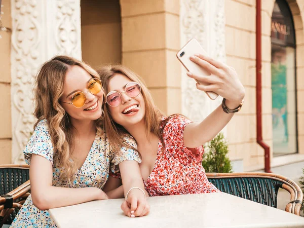 Dvě Mladé Krásné Usmívající Hipster Dívky Módní Letní Sundress Carefree — Stock fotografie