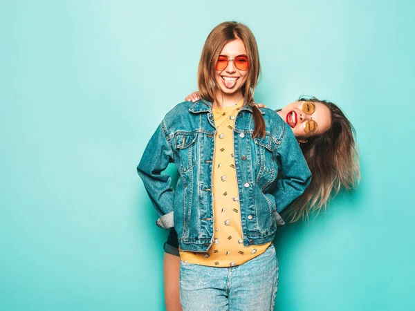 Két Fiatal Gyönyörű Mosolygós Hipster Lány Divatos Nyári Sárga Pólóban — Stock Fotó