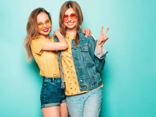 Dvě Mladé Krásné Usměvavé Hipsterky Trendy Letních Žlutých Tričkách Džínové — Stock fotografie