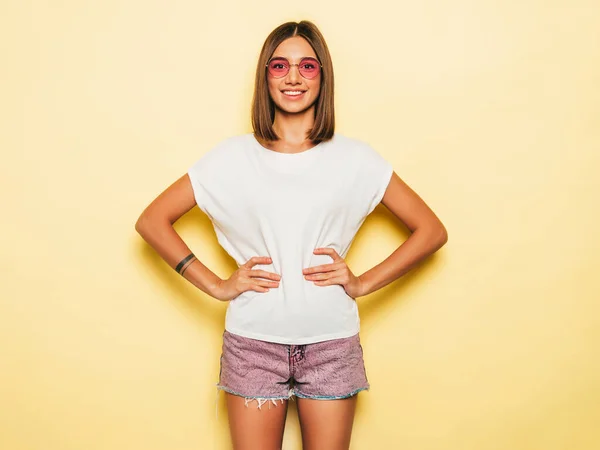 동그란 선글라스를 티셔츠와 청바지 바지를 아름다운 있습니다 긍정적 여성은 감정을 — 스톡 사진