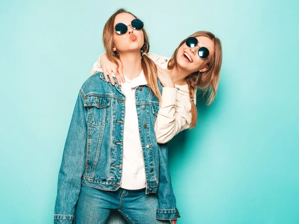 Dos Jóvenes Guapas Morenas Sonrientes Chicas Hipster Sudadera Con Capucha — Foto de Stock