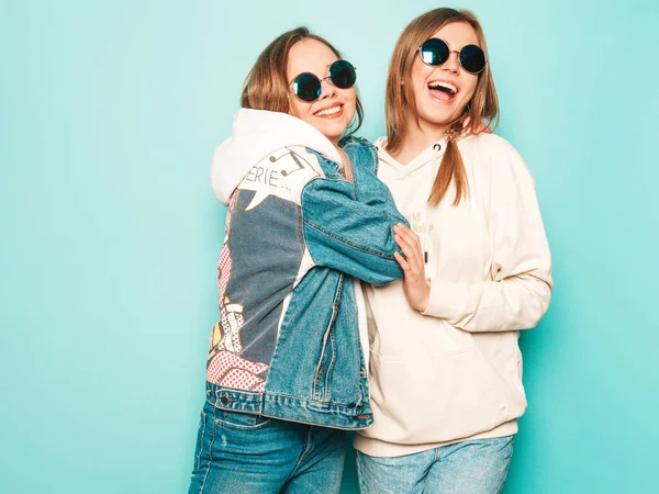 Twee Jonge Mooie Brunette Lachende Hipster Meisjes Trendy Zomerse Hoodie — Stockfoto