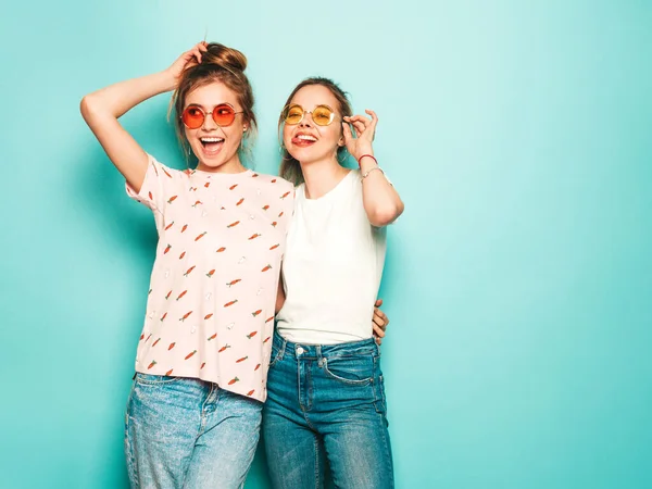 Dvě Mladé Krásné Blond Usmívající Hipster Dívky Módní Letní Hipster — Stock fotografie