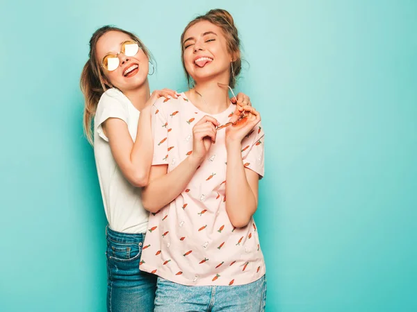 Zwei Junge Schöne Blonde Lächelnde Hipster Mädchen Trendigen Sommer Hipster — Stockfoto