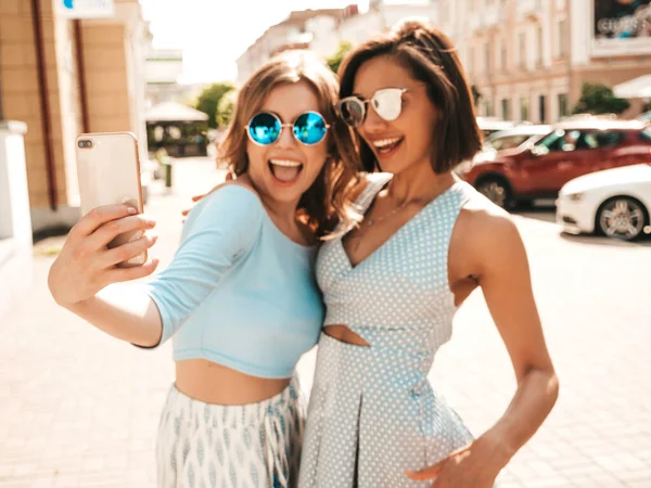 Due Giovani Belle Ragazze Hipster Sorridenti Abiti Estivi Alla Moda — Foto Stock