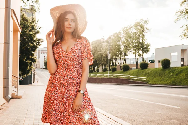 Porträtt Ung Vacker Hipster Flicka Trendiga Sommarklänningar Sexig Bekymmerslös Kvinna — Stockfoto