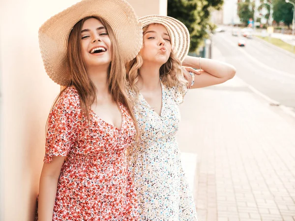 Två Unga Vackra Leende Hipstertjejer Trendiga Sommarklänningar Sexiga Bekymmerslösa Kvinnor — Stockfoto