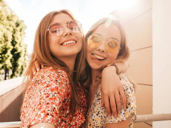 Zwei Junge Schöne Lächelnde Hipster Mädchen Trendigen Sommerkleidern Sexy Unbeschwerte — Stockfoto