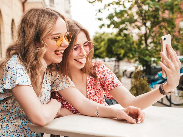 Due Giovani Belle Ragazze Hipster Sorridenti Tendenza Sundress Carefree Estate — Foto Stock