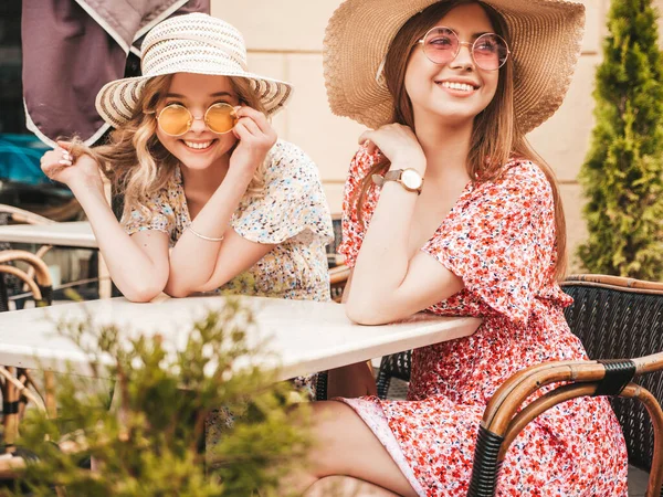 Deux Jeunes Belles Filles Hipster Souriantes Dans Une Robe Soleil — Photo